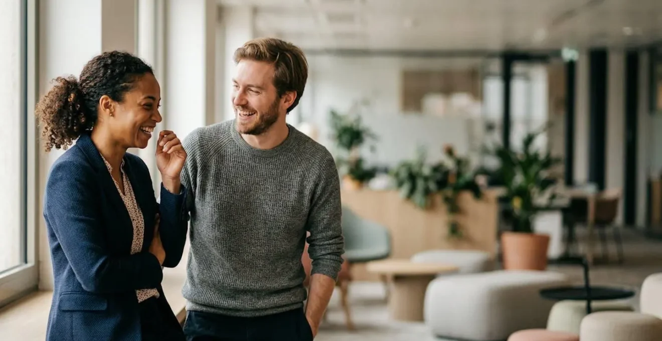 Des collègues partageant un moment de détente et de complicité après une réunion dans un espace de bureau moderne