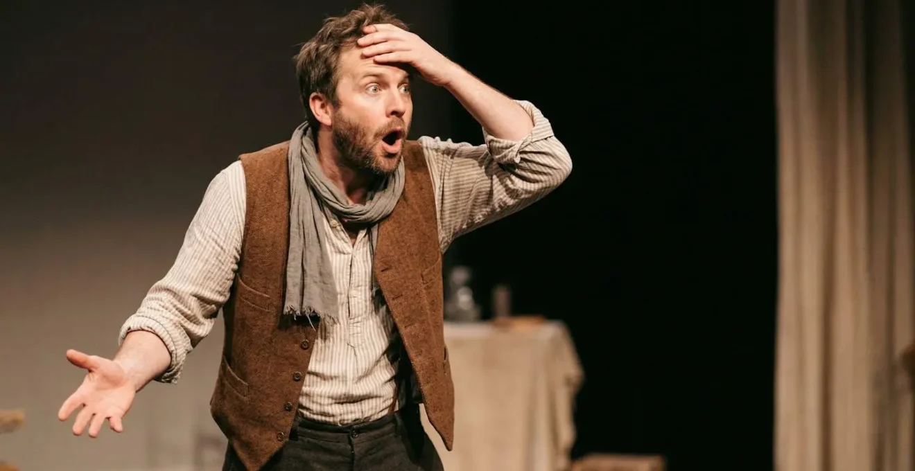 Expression corporelle comique et gestuelle humoristique dans un contexte scénique