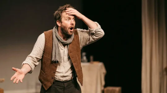 Expression corporelle comique et gestuelle humoristique dans un contexte scénique