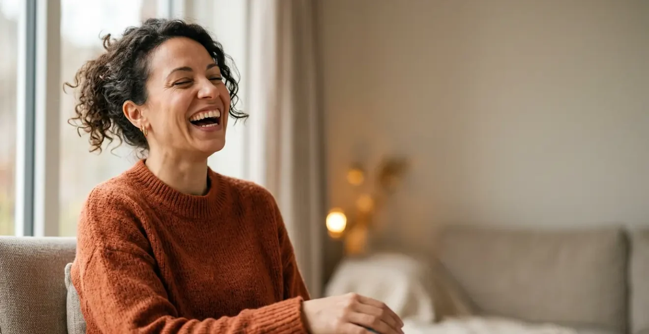 Moment authentique de rire et de bien-être illustrant les bienfaits de l'humour sur la santé
