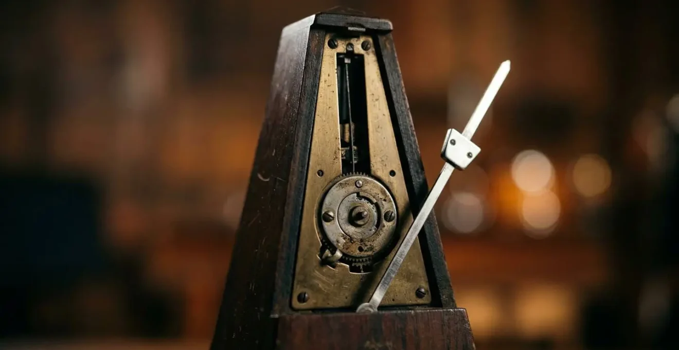 Représentation visuelle du concept de timing comique et de pause stratégique dans l'humour