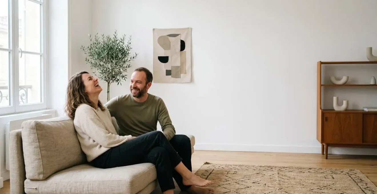 Couple partageant un moment de rire authentique et complice dans leur quotidien