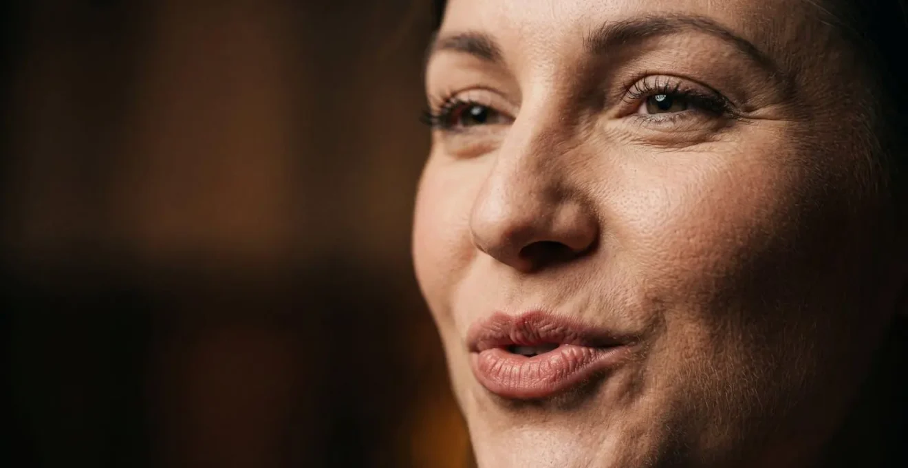 Gros plan sur l'expression faciale d'un créateur pendant l'enregistrement d'un son humoristique