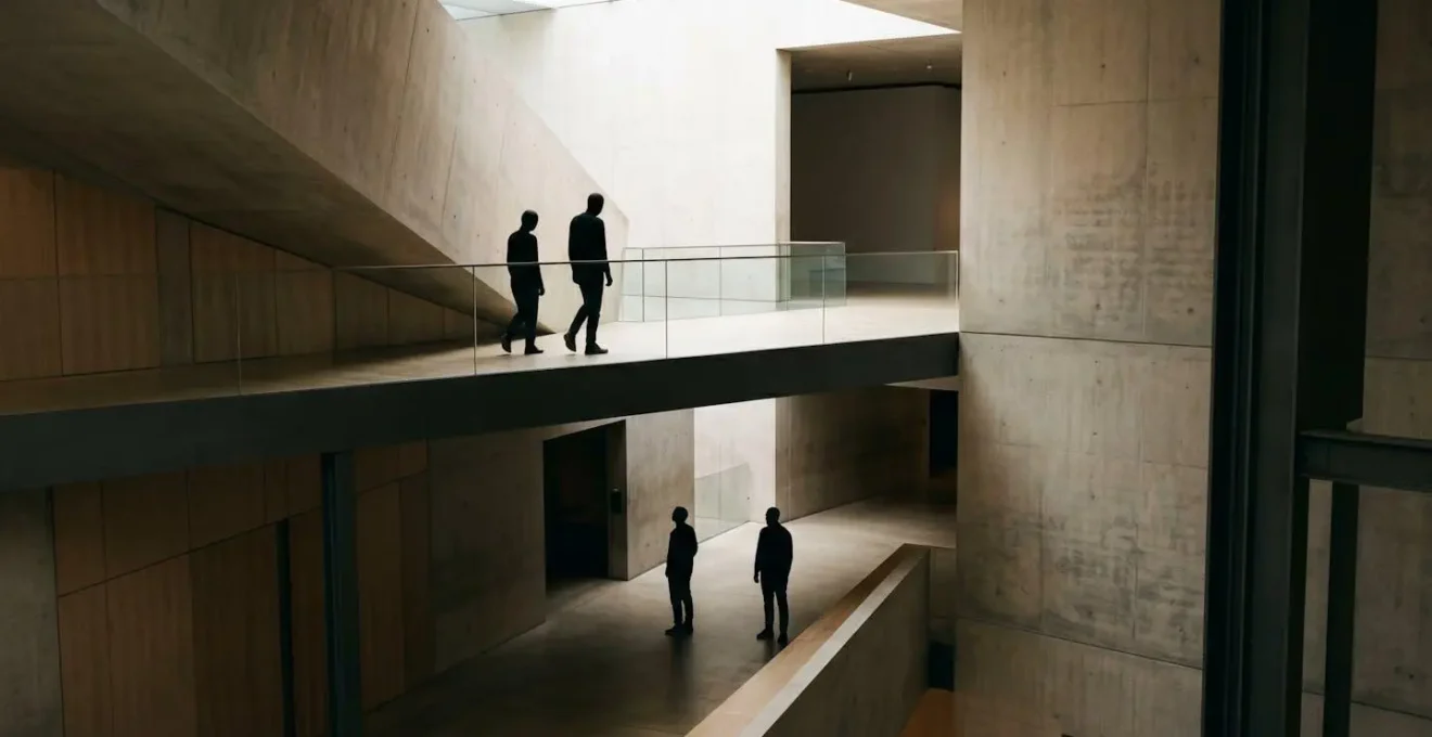 Illustration conceptuelle montrant les deux niveaux de perception dans l'ironie dramatique