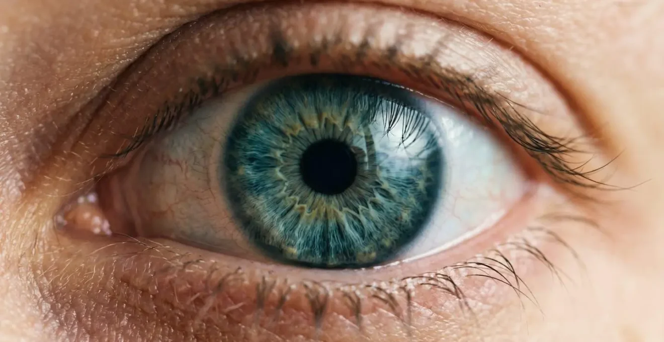 Métaphore visuelle de la réflexion et de la connexion neuronale émotionnelle avec un gros plan sur un œil humain.