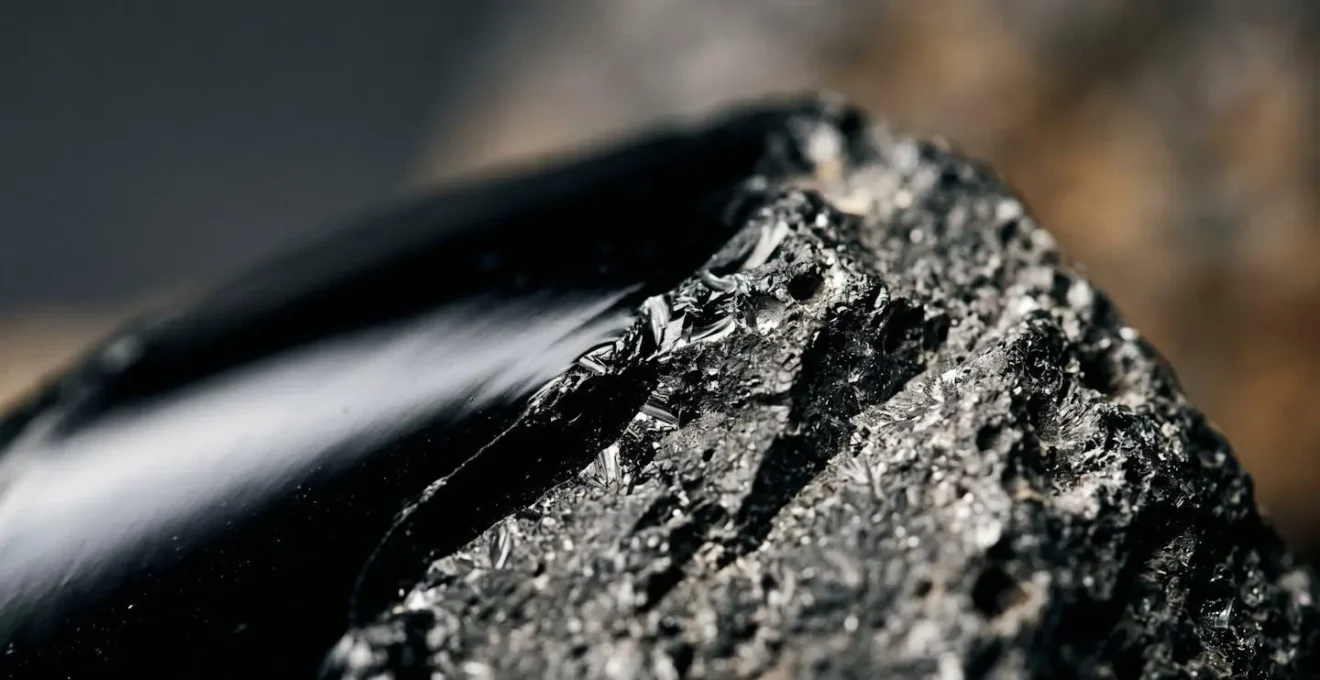 Illustration macro des textures évoquant la tension émotionnelle créée par une publicité provocante