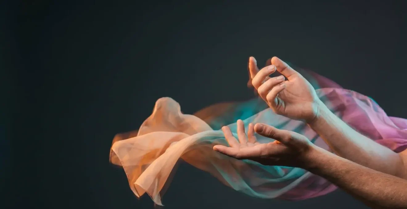 Représentation abstraite d'émotions positives à travers des éléments visuels colorés et dynamiques