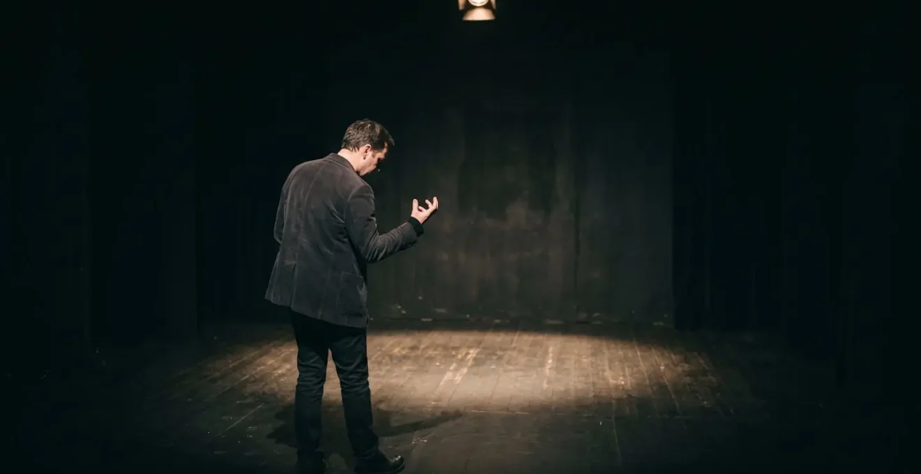 Moment de tension inconfortable entre performer et public lors d'un timing manqué