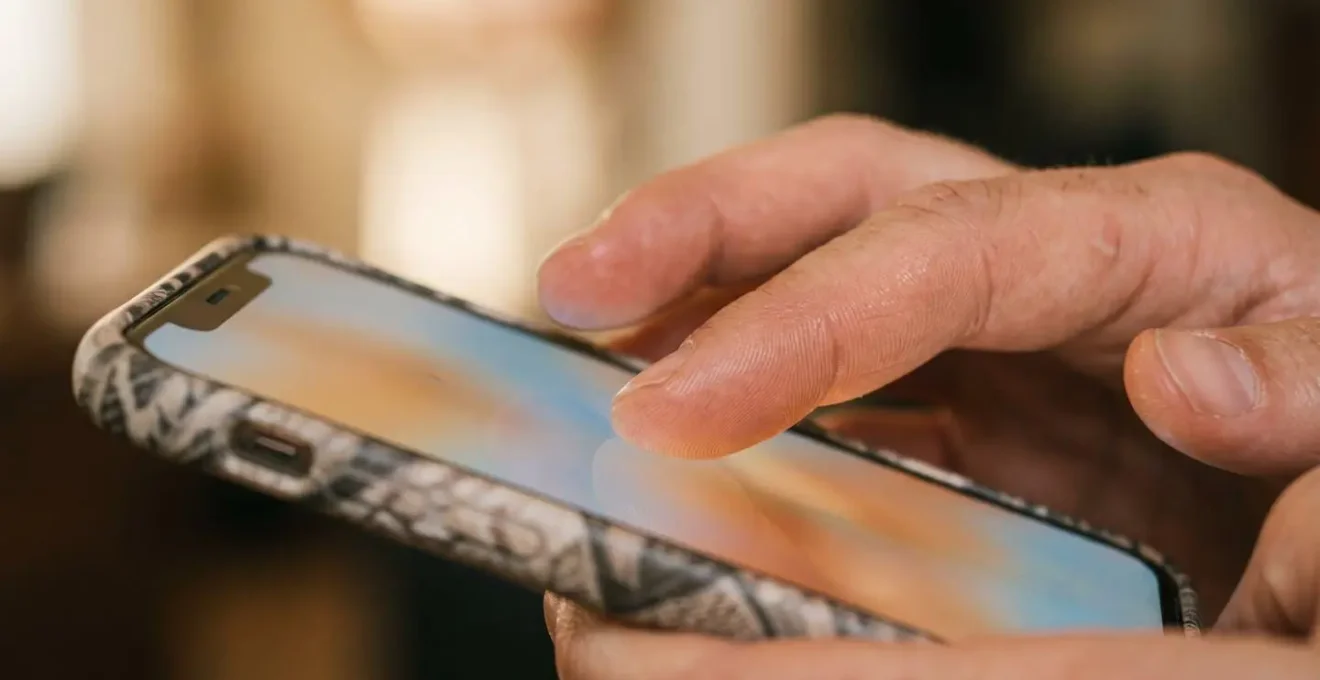 Détail macro d'une conversation humoristique personnalisée sur application mobile