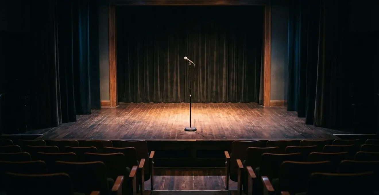 Espace de scène de théâtre vide avec éclairage dramatique et profondeur