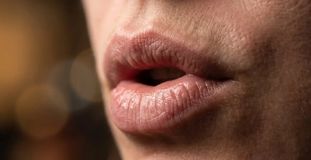 Gros plan macro sur des lèvres en train de prononcer un mot avec une respiration suspendue
